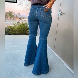 Wrangler retro trumpet flare 31x34